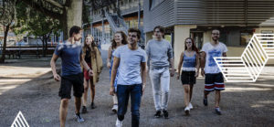 photo d'étudiants à la sortie du lycée