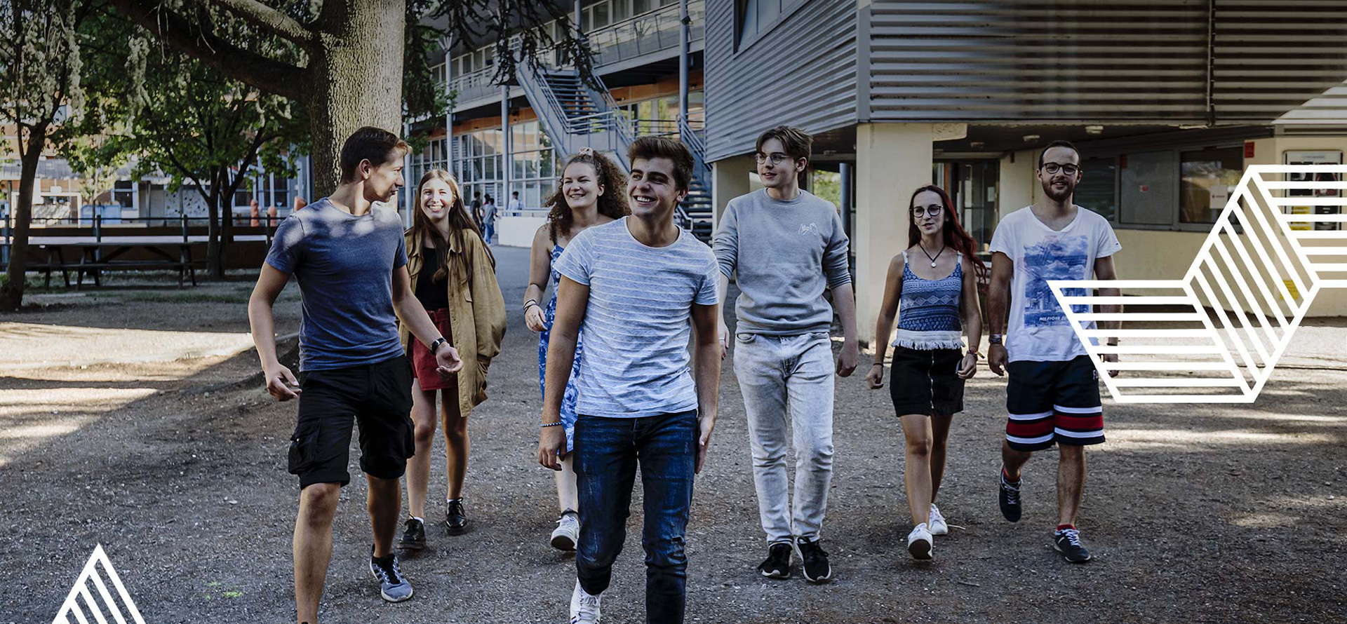 photo d'étudiants à la sortie du lycée