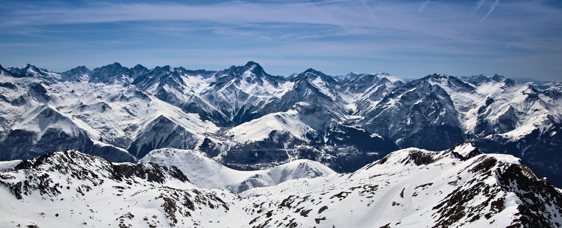 Photo d'un paysage de montagne enneigé