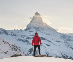 Photo d'un pic de montagne avec alpiniste