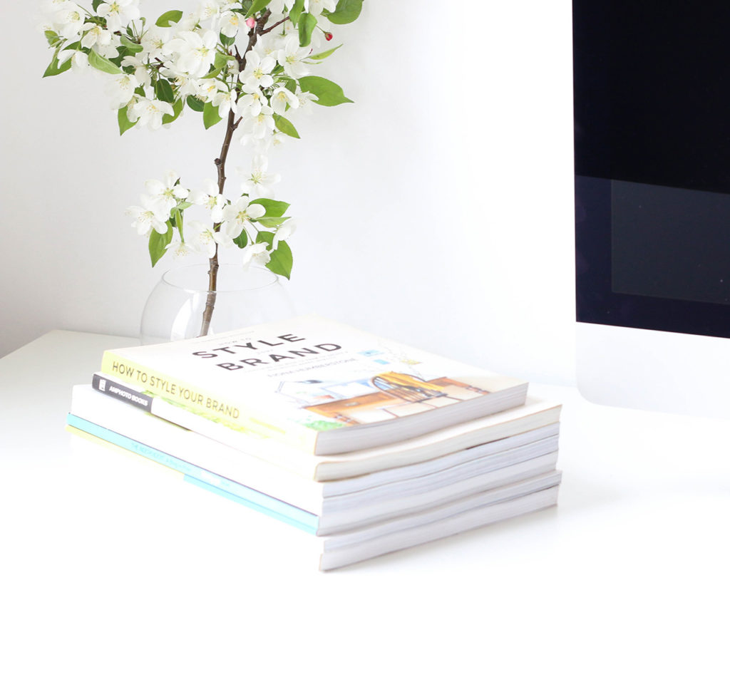 photo d'un bureau avec des livres et un écran d'ordinateur